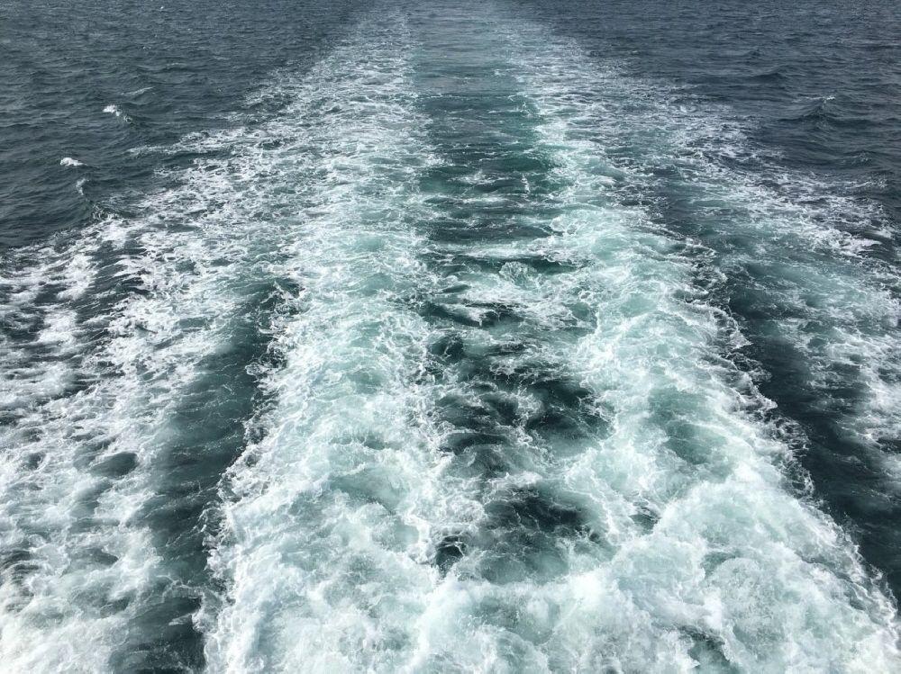 從船上眺望濟州島牛島的大海，清澈與蔚藍交織的海水展現牛島四周的自然美景